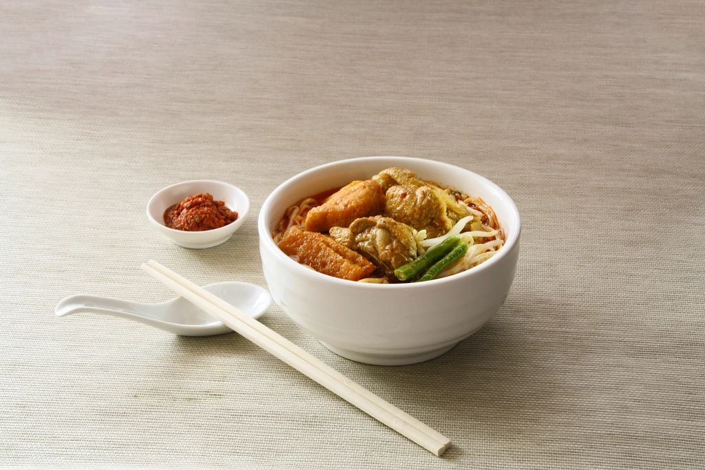 Semangkuk mi kari dengan sambal