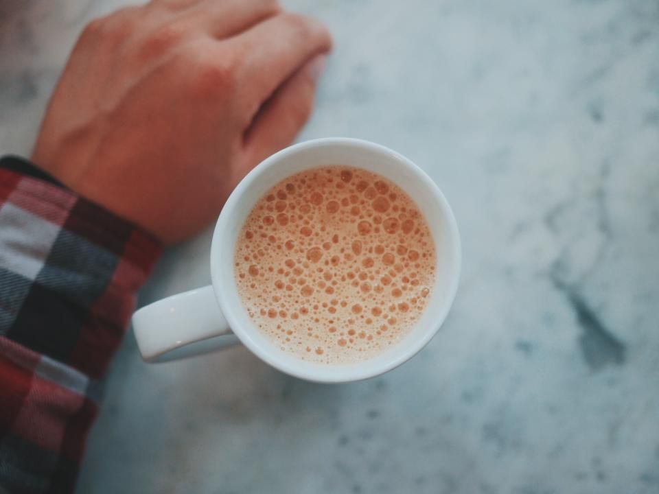 Secawan teh susu di atas meja